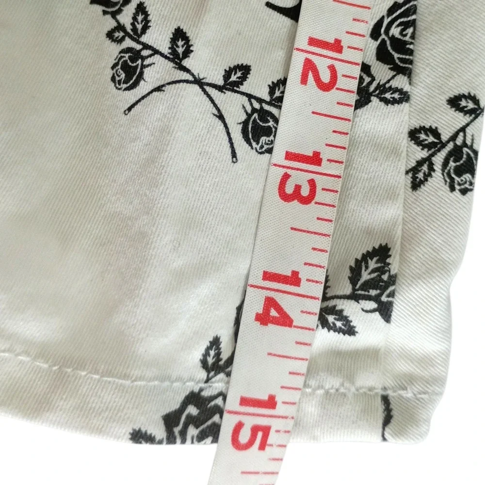 H&M Divided White Black‎ Rose Wreath Letter X Graphic Mini Skirt Womens Size 10